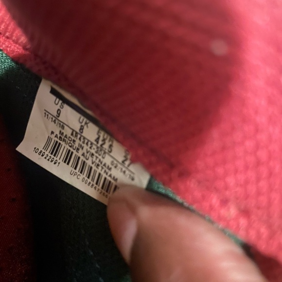 Nike zoom GP size 9 green burgundy and yellow 8/10 some yellowing on bottom - Picture 9 of 9